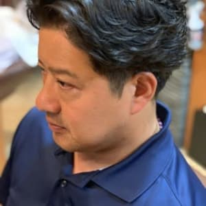 清潔感×ハンサム」 メンズビジネス「清潔感×ハンサム」大人２０代〜３０代〜４０代向けショート。 「・ハンサムに見せる ・デキる男に見せる・まじめに見せる」 CUT流れる前髪。毛先の太い束感。丸みのあるトップ。すっきりした耳周り。首が長くみえる襟足。後ろからも