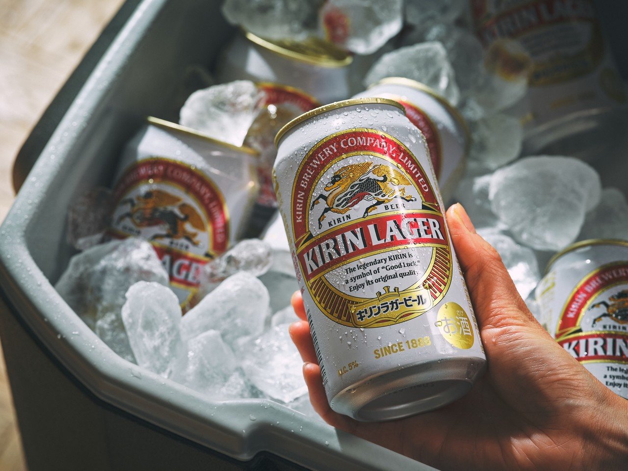 キリンビールのロゴには「キリン」の文字が隠されている