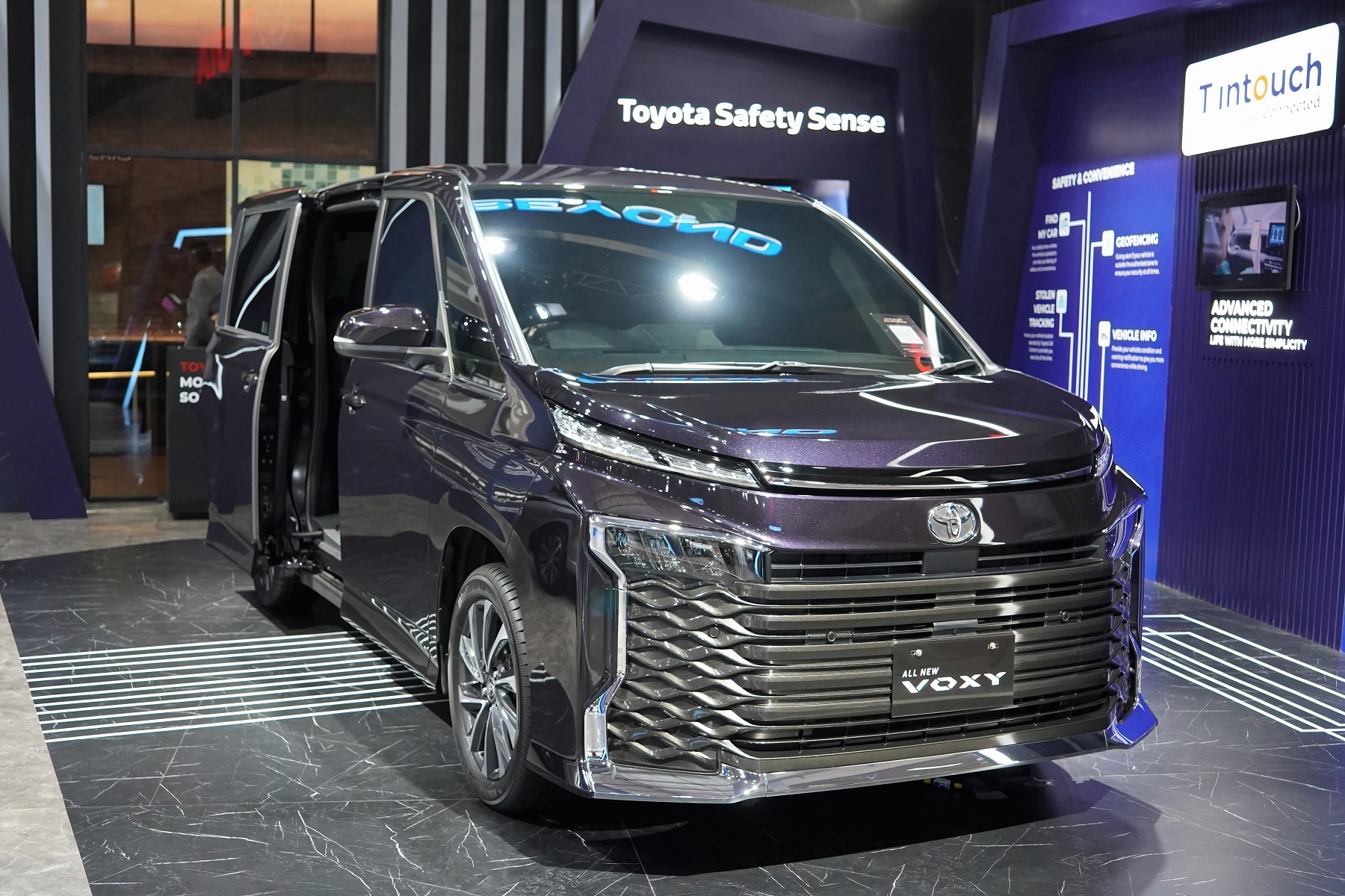 歌舞伎顔トヨタ「プリウス」は本当に不人気だった？ デザイン刷新で復活なるかくるまのニュース