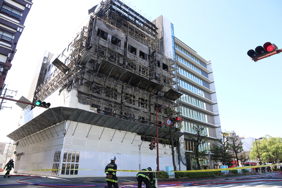 秋田書店」ビルで火災 2人搬送 解体工事中 東京 - YouTube