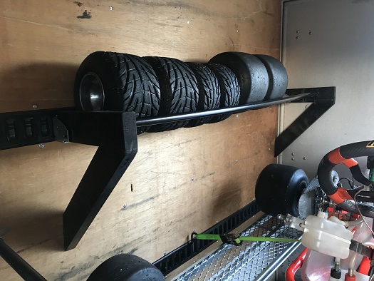 夏タイヤをタイヤラックに収納しました。: ボンボン・ダイアリ