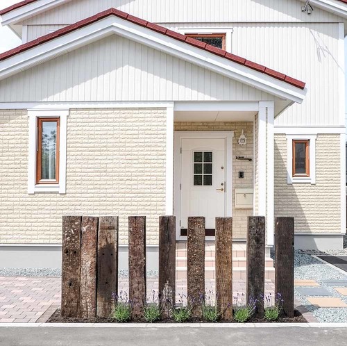 ヴィンテージな風合いの疑似枕木で作るナチュラルな門柱 小樽市K様邸 担当：西島正彦 札幌近郊の外構・お庭・エクステリア工事ならタカヤ造園 株