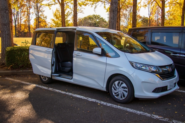叩けば直る！ 車内から道路が見える！ 窓が閉まらない！ オーナーが笑ってるのが謎な「旧車あるある」～カスタム・アウトドア・福祉車両・モータースポーツなどのカーライフ情報が満載～ AUTO MESSE WEB オートメッセウェブ