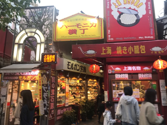 吉祥寺「美舟」 昭和のハモニカ横丁にタイムスリップ！多満自慢とマグロぶつ – Syupoシュポ