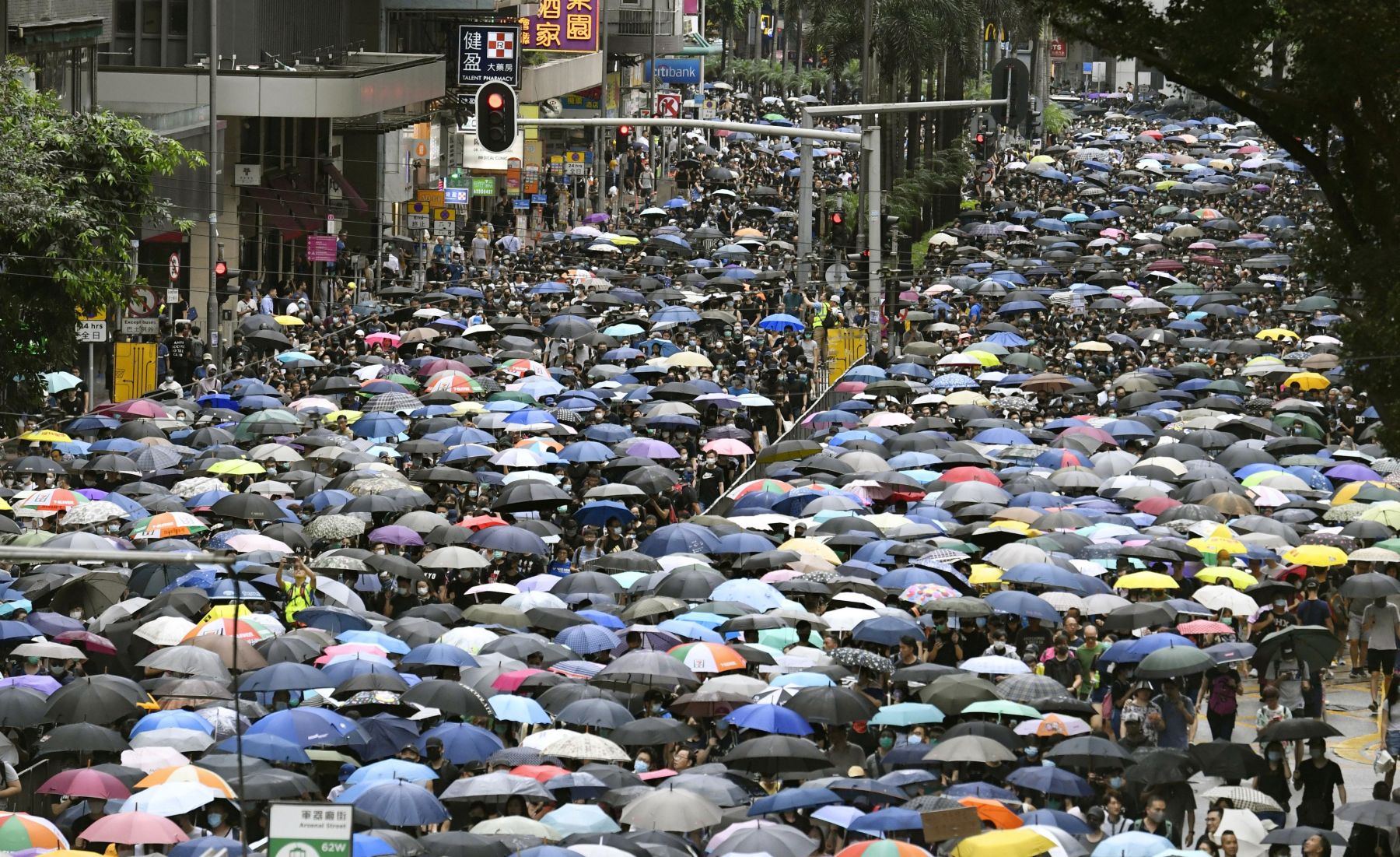 香港の独立派議員は資格無効 中国・全人代が法解釈示す - BBCニュース