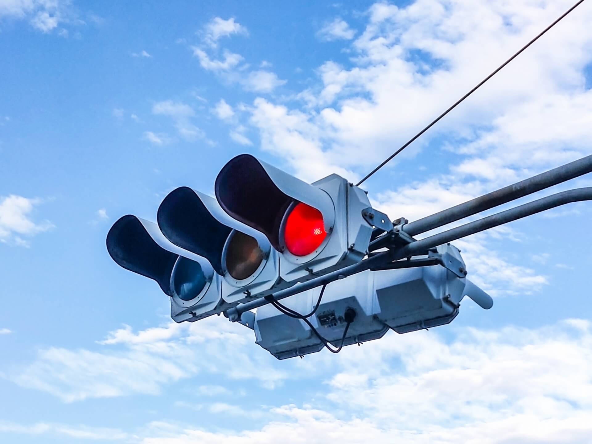 コストが安く長寿命! LED式信号機のメリットとデメリットとは？ - 自動車情報誌「ベストカー」