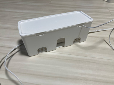 セリアの電源タップホルダー🔌 超便利な電源タップホルダーが セリアからも出たよ✨ しかもフックが付いているので 配線まで浮かせることも✨コレも人気になりそう🥹セリアセリア新商品便利グッズ100均収納100均収納アイデア