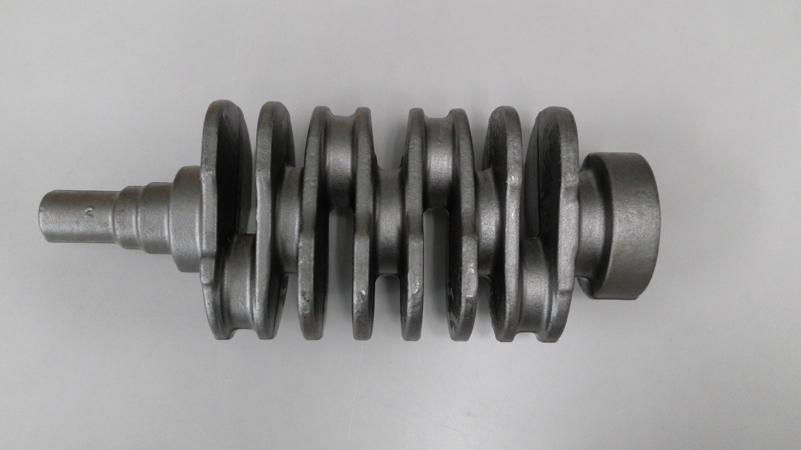 爆発によりピストンが下降する動作を、回転へ変換しているのが「クランクシャフト」の役割になります。事項で詳しくみていきましょう