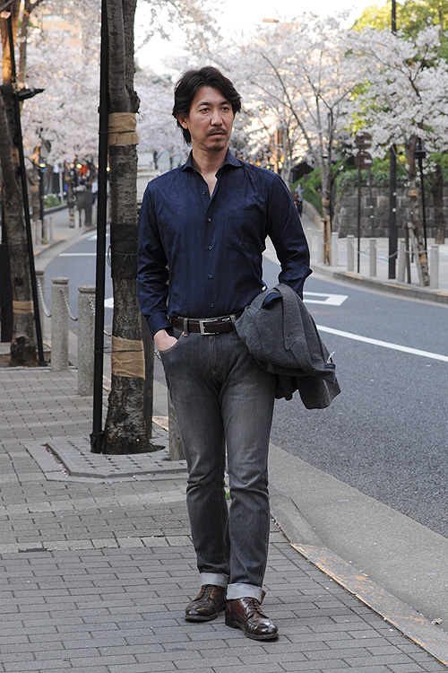 白シャツ×ネイビーパンツの超オーソドックスクールビズスタイル – メンズファッションスクール MFS