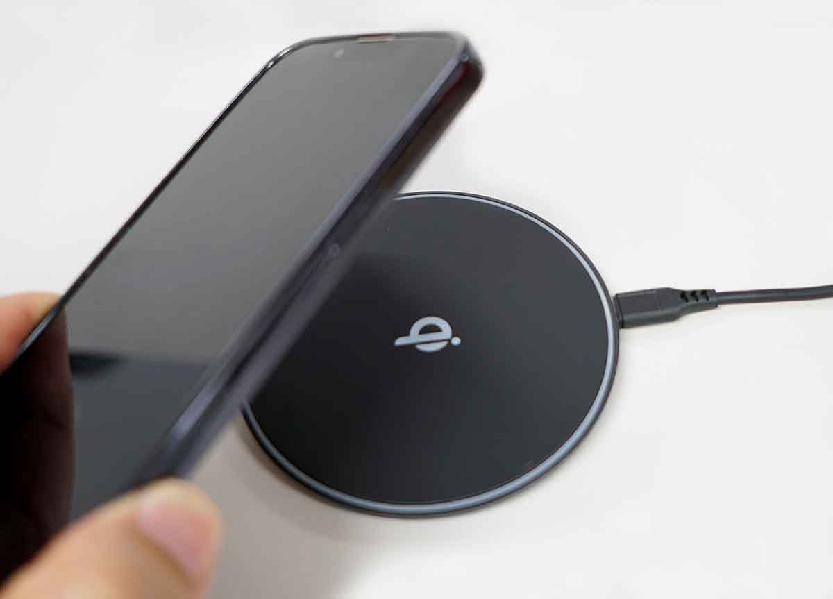 ダイソー 完全ワイヤレスイヤホン スケルトン、ブラックレビュー ダイソー1000円ワイヤレスイヤホン初のインナーイヤー型でかっこいいスケルトンデザイン！モノデジ.info