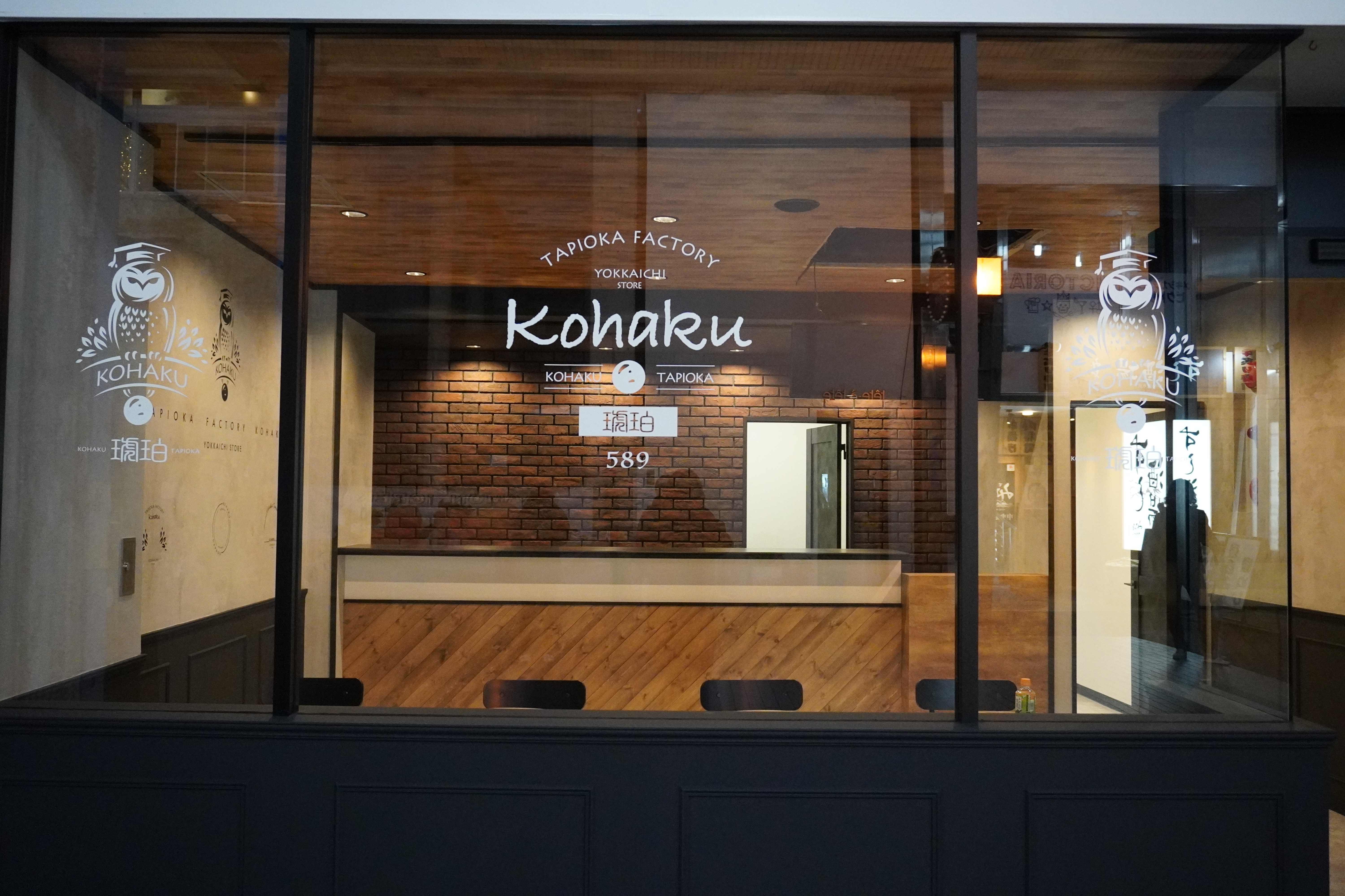 窓にシートを貼って看板に！フィルムの種類とデザインのポイント