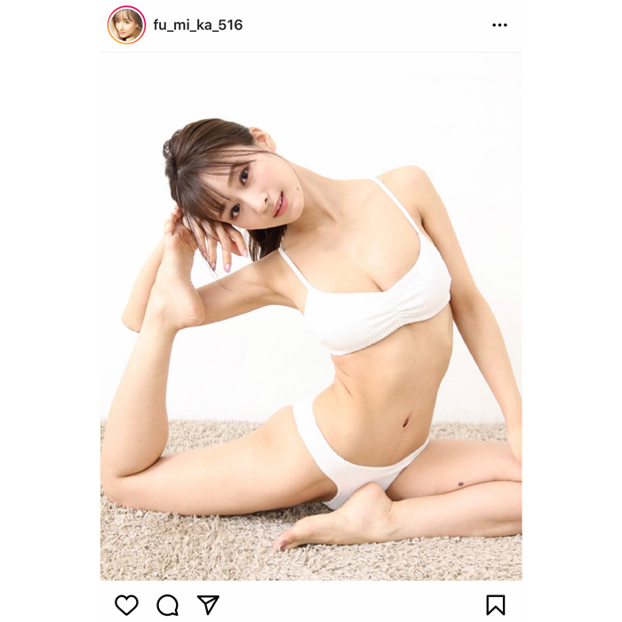 デカ女」話題のコスプレイヤー、「頭身スゴすぎ」“美脚”ショットに「見惚れた」「スタイル抜群」|au Webポータル芸能ニュース