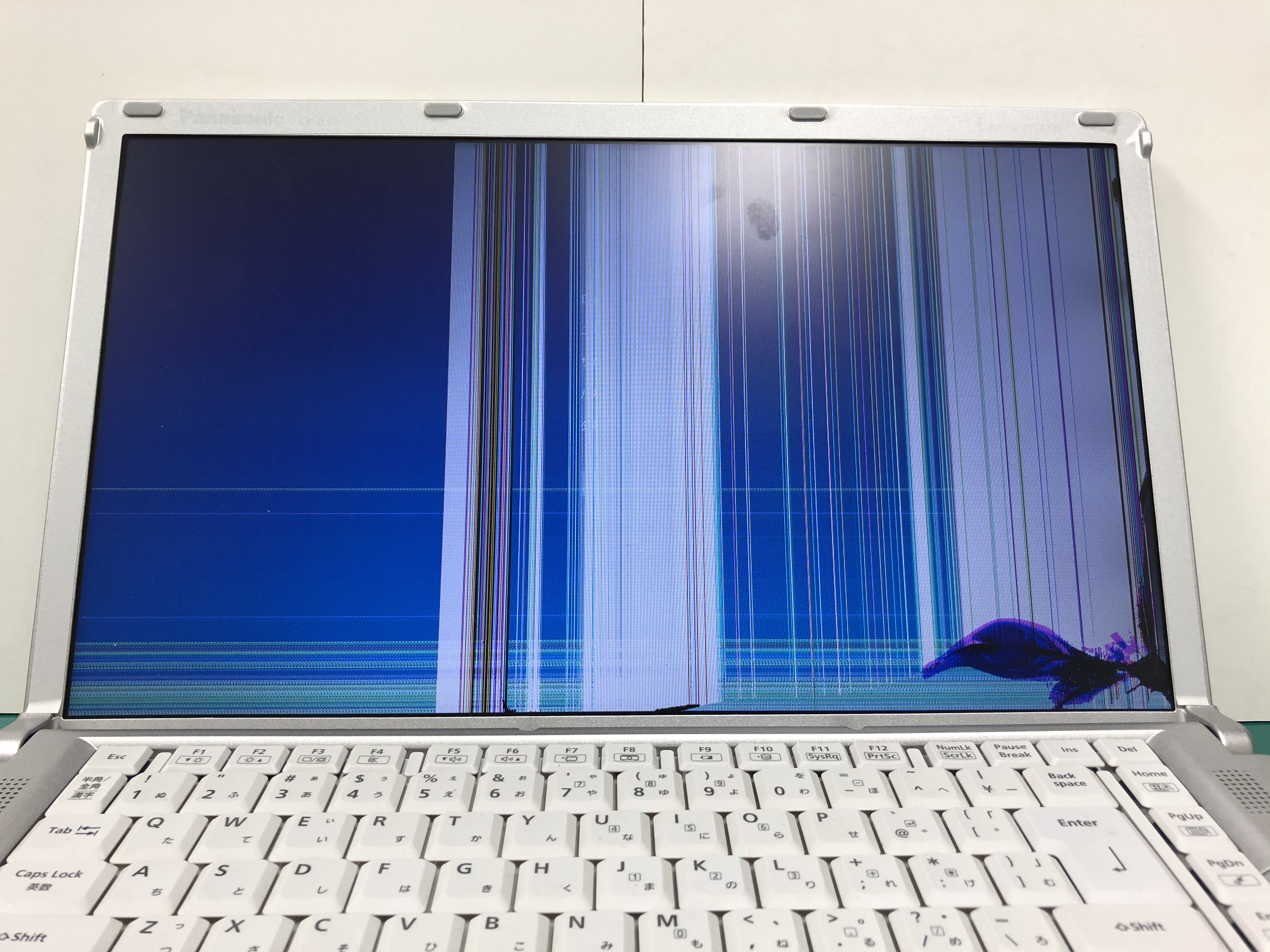 富士通ノートパソコンの修理、液晶画面が割れたドスパラのパソコン修理・組立代行事例