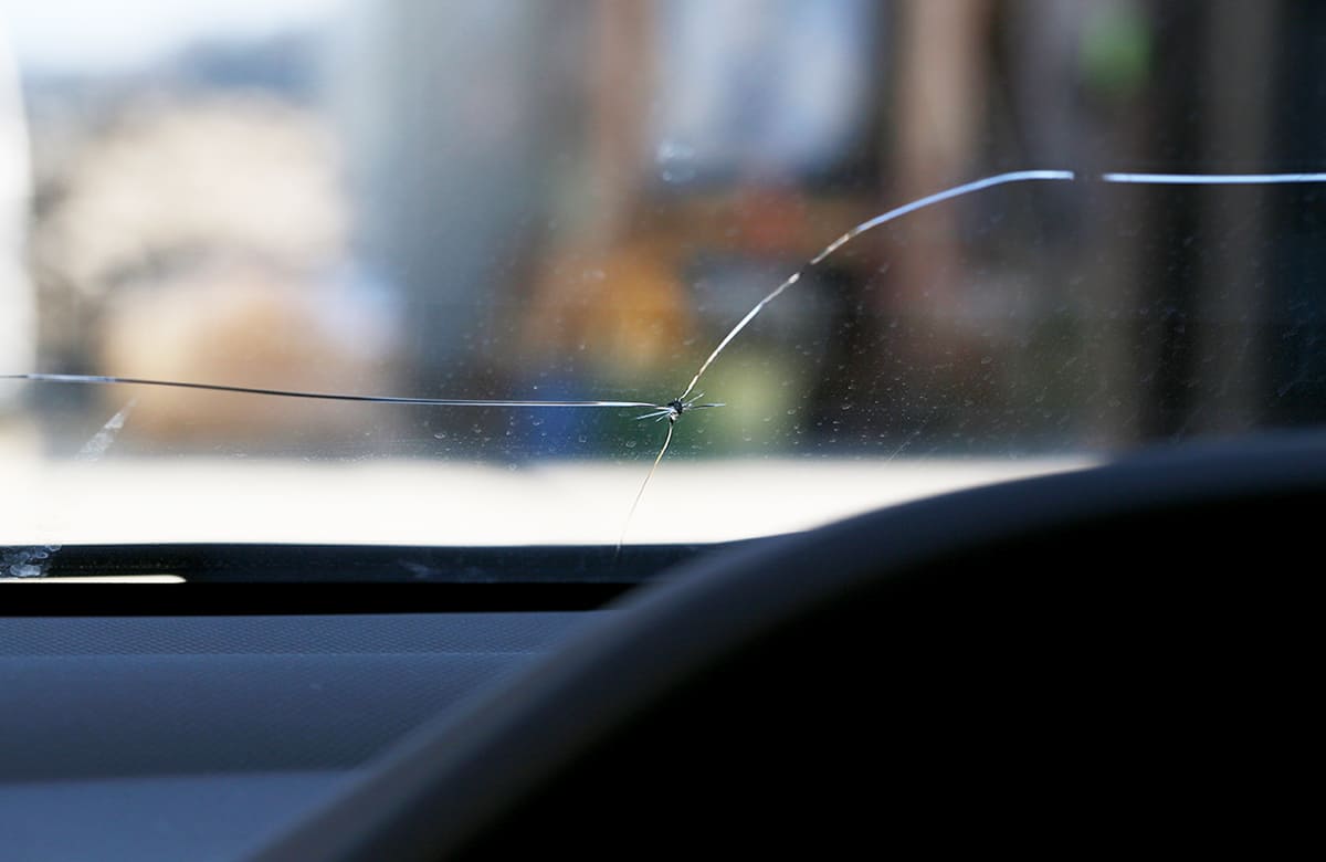 フロントガラスに傷がついた時の対応は？修理費用や保険は？ 廃車買取オートランド東京オートランド東京
