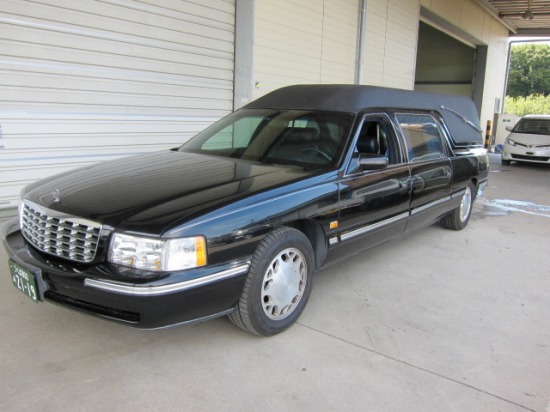 なぜ豪華な霊柩車が減少!? 神社仏閣仕様からシンプルなワゴン車に変わった理由とはくるまのニュース