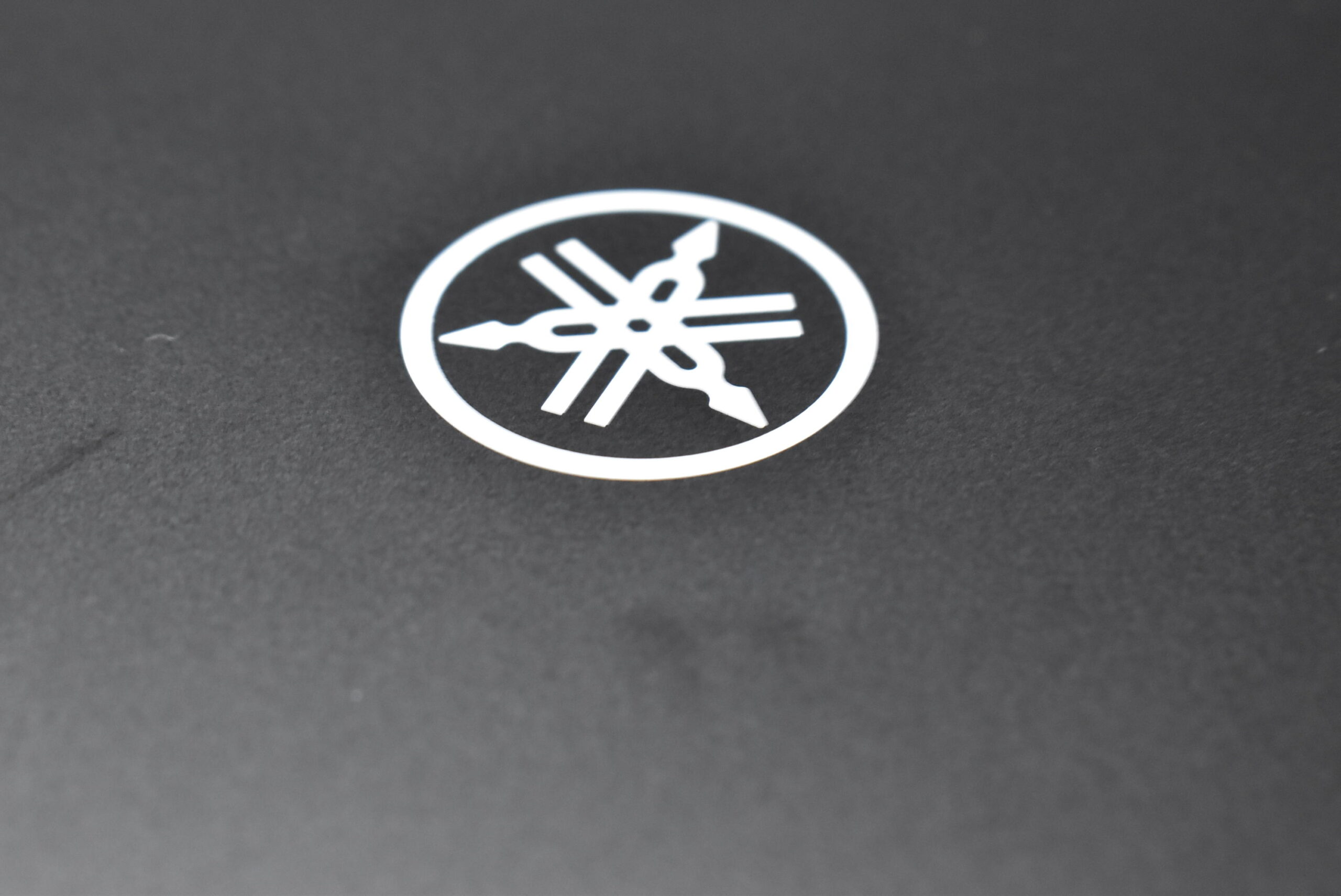 ヤマハとヤマハ発動機のロゴマークの微妙な違い＞ 一見同じように見えますが、微妙に違うことをご存知ですか？ ヤマハ 株式会社の方のロゴは音叉の先端が円の中におさまり、ヤマハ発動機の方は音叉の先端が円に届いています。 これはタイヤのホイールをイメージしてロゴが