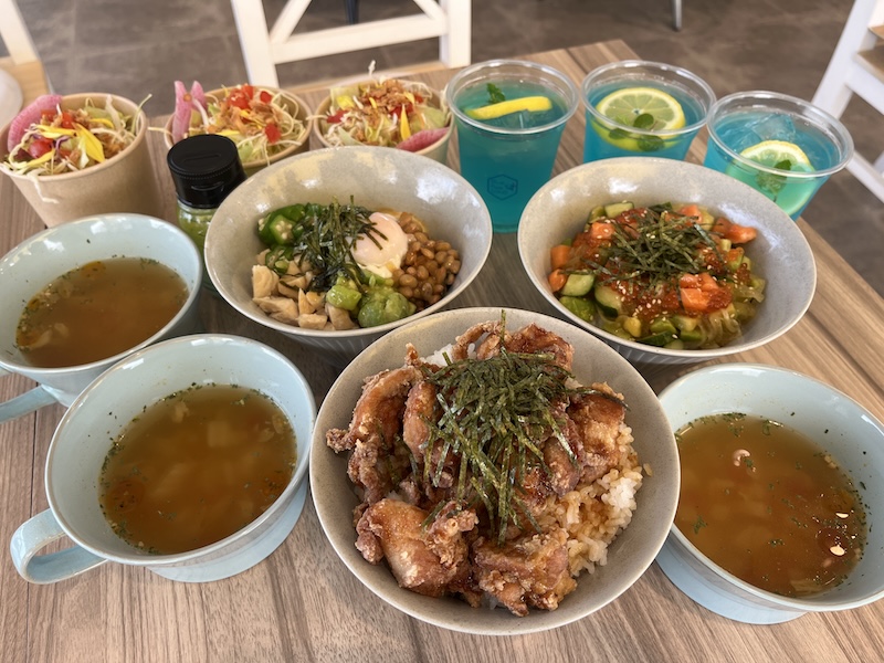 四日市のカフェ巡りはここから！ブルービーサンドの映えグルメとネコプリンに夢中