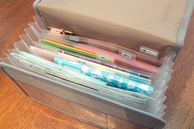 ドキュメントスタンド ウッズスタイル A4 ヨコ型 13ポケット ファイル ケース 書類 収納 おしゃれ ファイルスタンド 伝票 領収書 自立 仕切りデスク 引き出し アコーディオン式 ジャバラ セキセイ 木目 書類整理 クリアファイルが入るの評判・口コミわたしと、暮らし