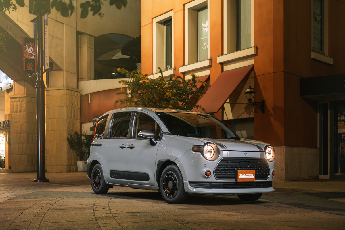 ダイハツ「タフト」やトヨタ「シエンタ」がレトロ顔に一変！「DAMD」の新作カスタムカー5台を一挙に紹介 「ジムニーノマド」用はただいま開発中AUTO MESSE WEB オートメッセウェブ〜クルマを文化する