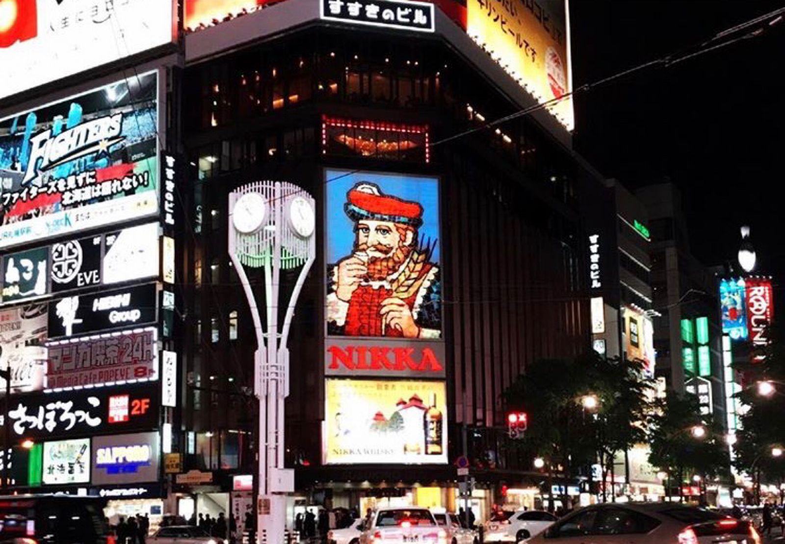 北海道札幌市☆すすきの交差点「ニッカウヰスキー」 すすきの交差点の シンボル的存在と言えば、 すすきの ビルの巨大な「ニッカウヰスキー」のネオン看板です✨🥃夜のすすきのは華やかです✨ 札幌市すすきの