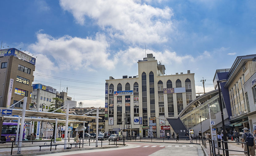 最新 西船橋の住みやすさを徹底解説！都心へのアクセスが良い千葉の大ターミナル」 西船橋ってどんな街？ 今回は千葉県船橋市に位置する西船橋駅周辺の 住みやすさについて解説🚃 住みやすいポイントやおすすめスポットを紹介しているので引越し先に悩んでいる人や西船橋