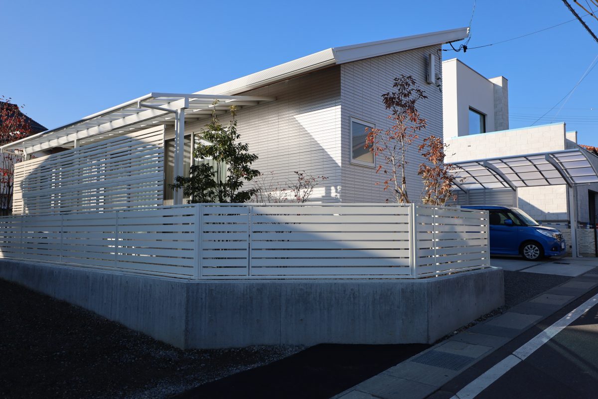 ふじみ野市M様邸 道路からの視線と夏の日差し対策のテラス屋根川越でエクステリア・新築外構工事ならガーデンライフ 株 サイキグリーン
