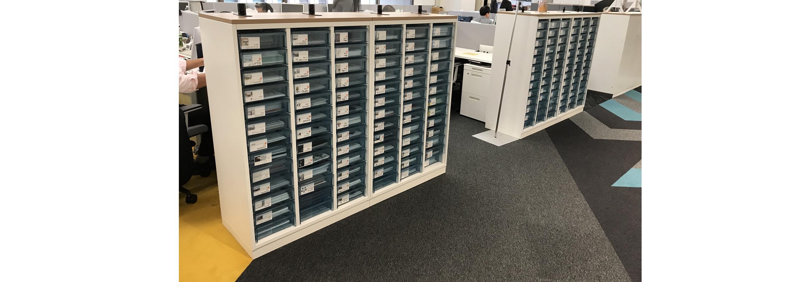 オフィス用フォルダー、カタログディスプレイラック、デスクトップリファレンスシステム 小型 、パネル5枚、A4用紙10枚収納、工場作業 マガジンラックスリム キャスター ファイルワゴン オープンラック ディスプレイラック 書類 収納 雑誌 本棚 6段 薄型 回転 おしゃれ