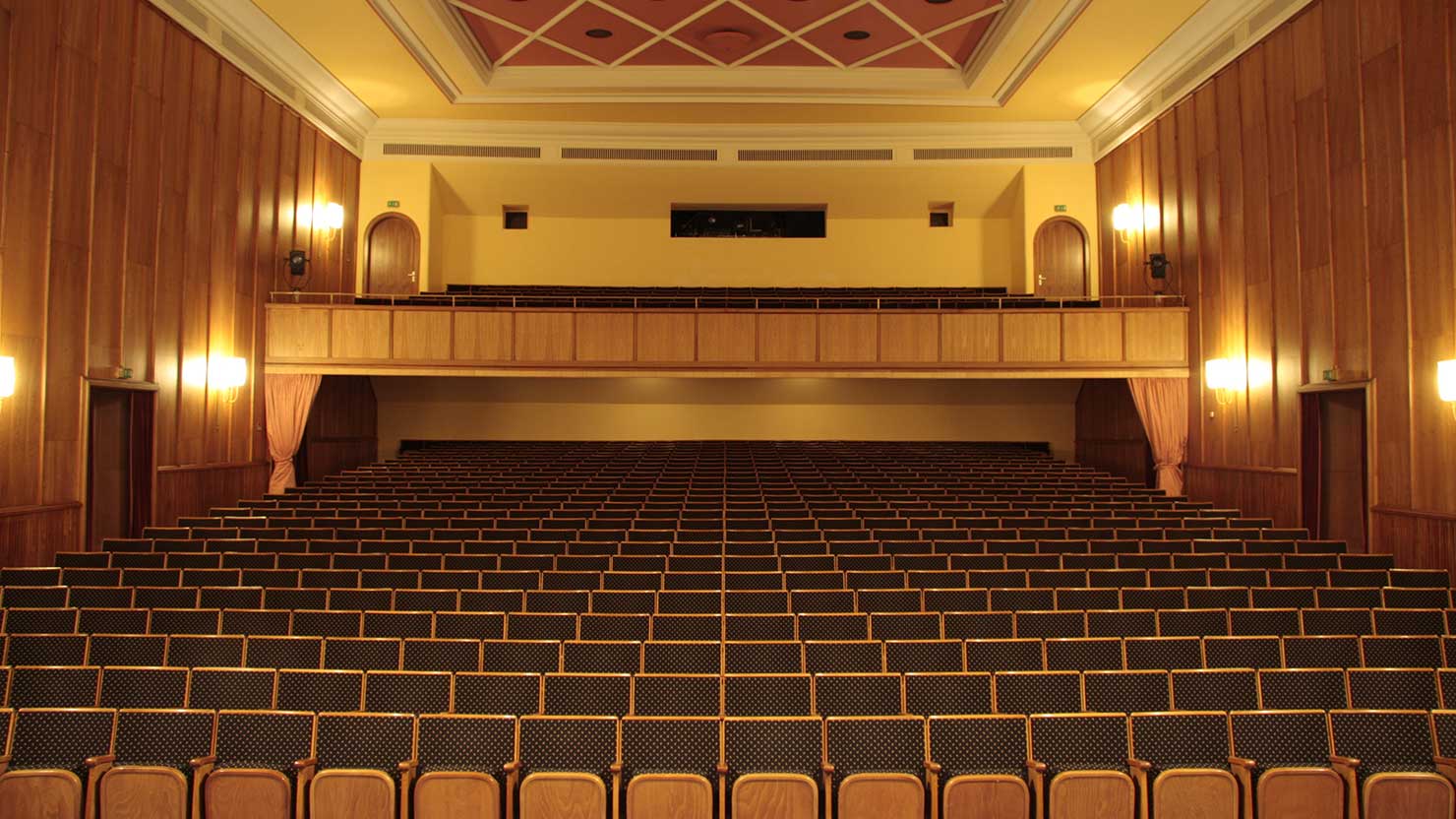 東京ウィメンズプラザ 円形ホールのご案内舞台や椅子が床面に収納できる、246人収容可能な円形のホール です。音響の良さが好評で、講演会、映画の上映会、ピアノの発表会など、幅広い用途にご利用いただいています。 スタインウェイのグランドピアノも弾けますよ