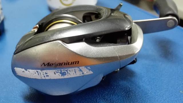 シールをきれいに剥がしたい！ベタベタ跡の取り方をいろいろ試してみたプラスチック用 モノづくりを通じて幸せを共有するサナダ精工株式会社