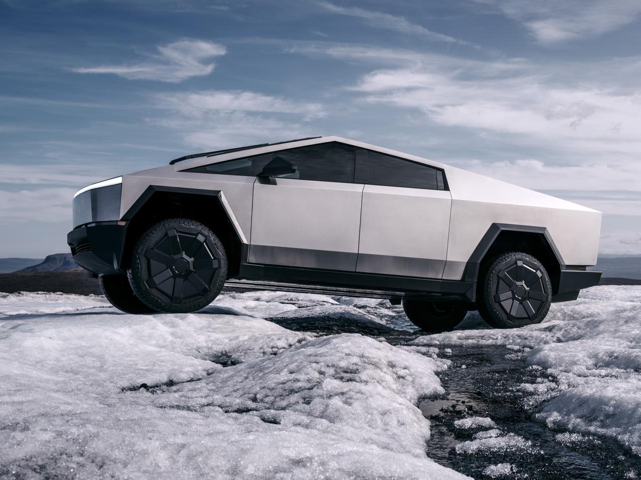 話題のテスラ・サイバートラックが日本上陸、そして展示ツアーを開催！ やっぱり実車も強烈なインパクトで一見の価値アリ!!GO OUT WEB