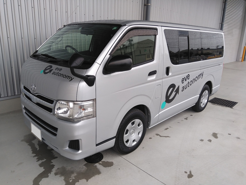 2色以上のデザインもOK！お車に貼る社名ステッカー看板を製作しました！ - 看板印刷屋の看板製作専門店