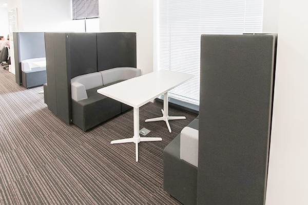 イマドキのオフィスには必須かも？！オフィス内「ファミレス席」大研究 前編 オフィスづくりのコツ アスクル みんなの仕事場