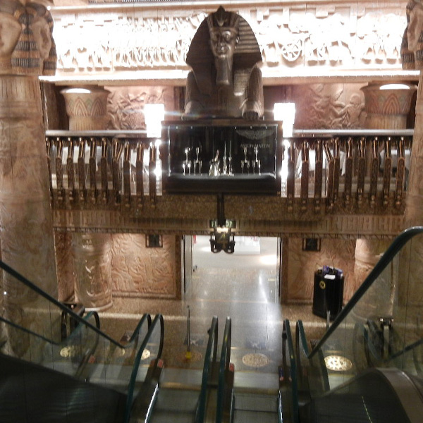 🇬🇧早春のロンドン旅vol.12高級デパート「ハロッズ Harrods 」お買い物・お惣菜・お土産 ビクトリア駅コーチステーション周辺から市バスに乗って イギリス・おすすめ観光・ホテル・グルメ