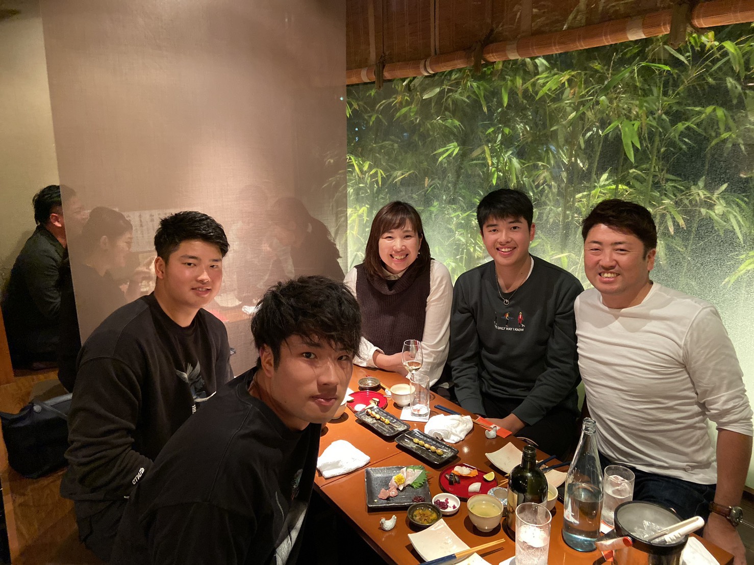 ヤクルト 復帰の村上宗隆が再離脱へ ９回同点機に空振りした際に上半身痛め、自ら緊急交代 - プロ野球写真ニュース : 日刊スポーツ