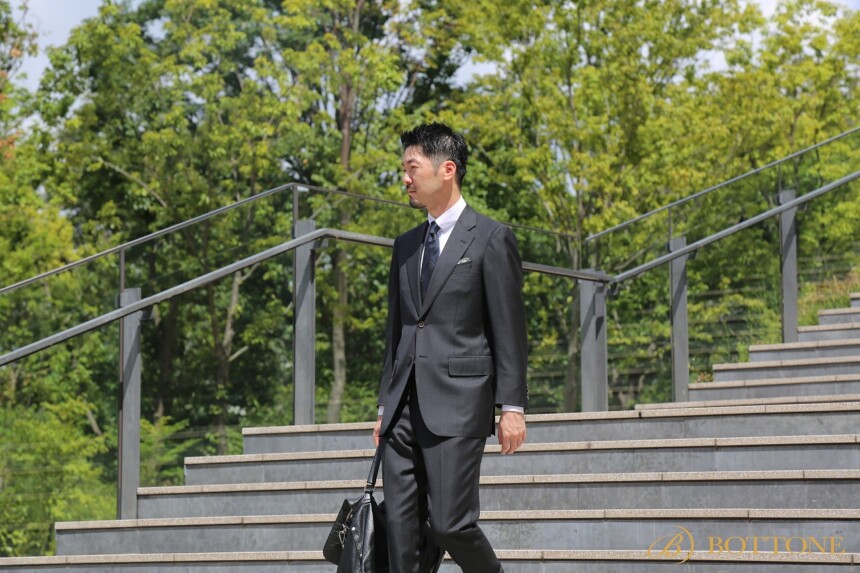 部下と顧客訪問をするならこのスーツ～英国の格式が漂うグレーをまとうPRESIDENT STYLE