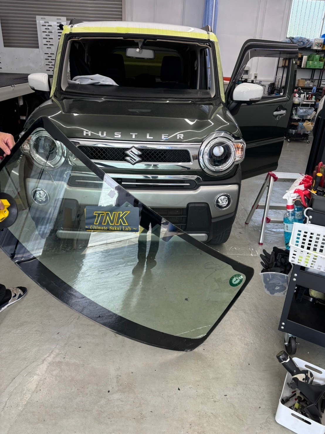 ダイハツ キャスト フロントガラス交換✨ 保険修理・見直しも対応可能！ – オートバックス都岡店