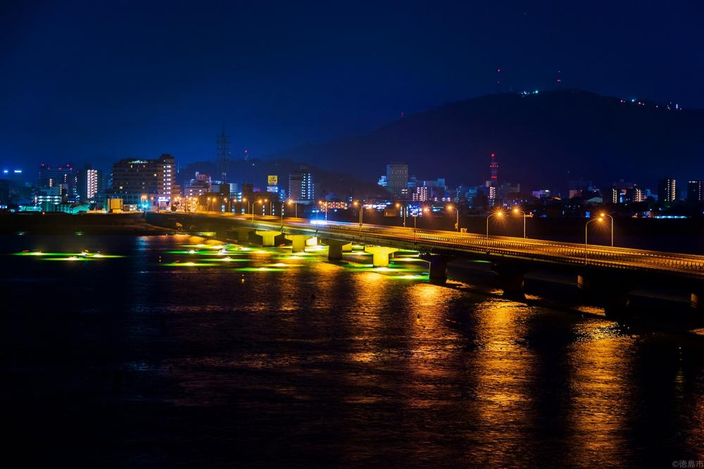 徳島市に来たなら外せないクルーズ旅🚢, もうすぐ阿波おどり！ 桟敷席の準備が進み、まちはお祭りムード一色に。阿波おどりで徳島市を訪れたなら体験すべきは「ひょうたん島クルーズ」！徳島市中心部の川に囲まれた中州「ひょうたん島」を一周するツアーです。,船上から見えるスポットのガイドに加え、橋の下をくぐるときのスリリングさが醍醐味。いくつもの橋が架かる、水都・徳島市の暮らしが垣間見えます。,