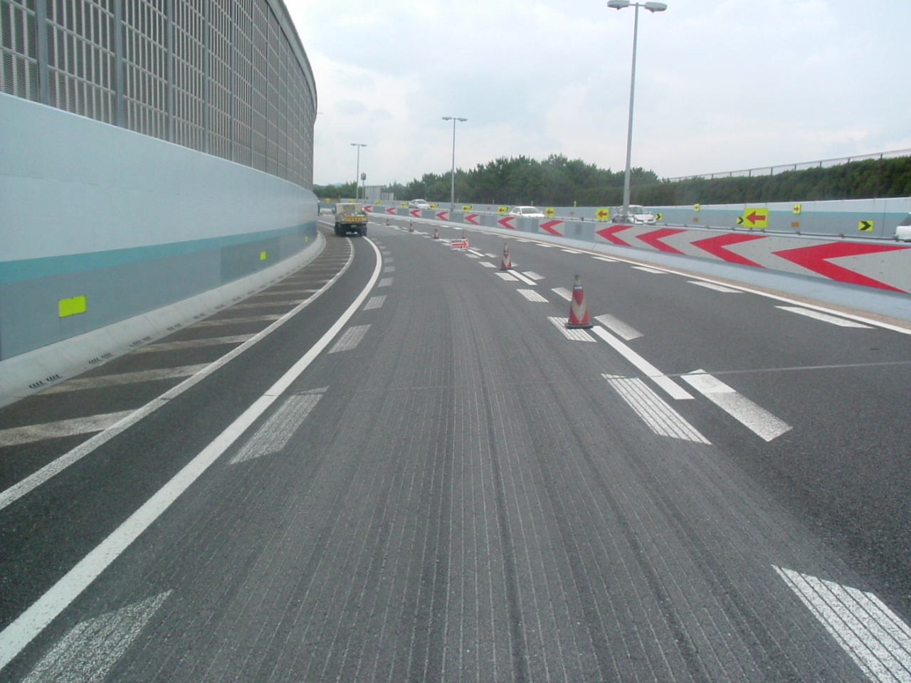 グルービング工法路面 道路の縦溝 はなぜ走りにくいのか？ - Webikeプラス