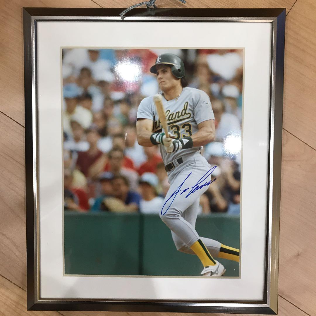 Jose CansecoMLBのレジェンド『ホセ・カンセコ』。『オークランド・アスレチックス』に所属していて、1988年のものであり、その年は本塁打王、打点王に輝いたシーズンだった。実力は言わずもがなだが、スキャンダルも多くお騒がせプレイヤーとしても有名だった