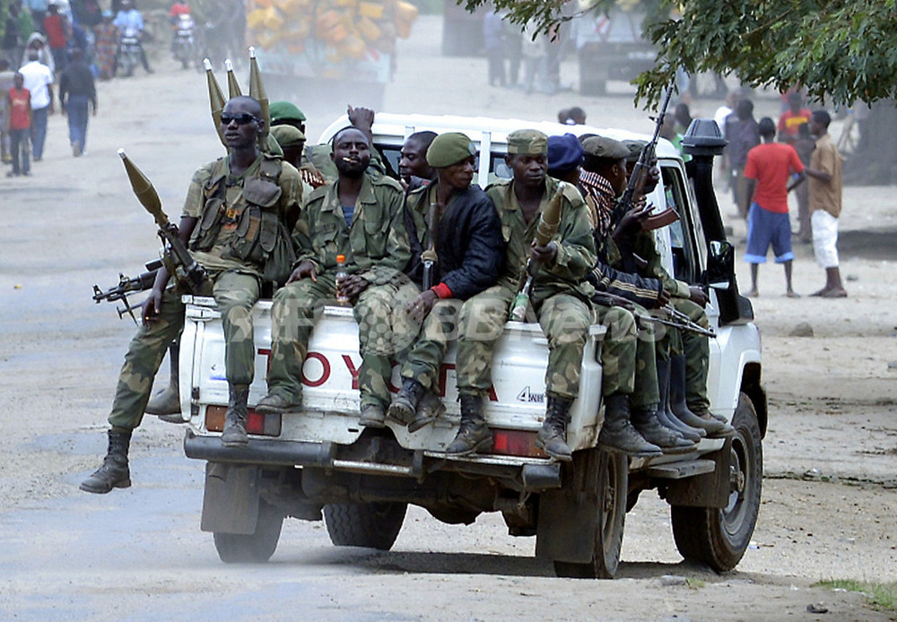 マシンガンを抱えたアフリカ中部コンゴの反政府武装勢力の少 ：少年兵 写真特集：時事ドットコム