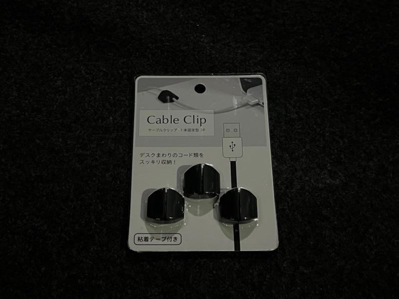 100均セレクション ごちゃつきがちなケーブルがすっきり！セリアで買える配線カバーとケーブルクリップ4選@DIME アットダイム