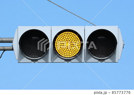 最新型の信号機 赤信号の写真素材85770885- PIXTA