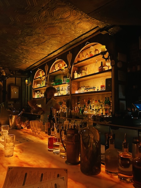 三茶で昼飲みするならここ！ 小宮山雄飛が通う、大人な雰囲気の心地よい空間で過ごす「玄そば 東風」食べログマガジン