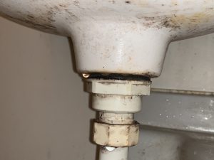 土岐市のキッチンシンク下、結露の闘い！おすすめカビ除去業者が挑む、清潔な住まいへの一歩ブログ岐阜のカビ取りならカビバスターズ岐阜