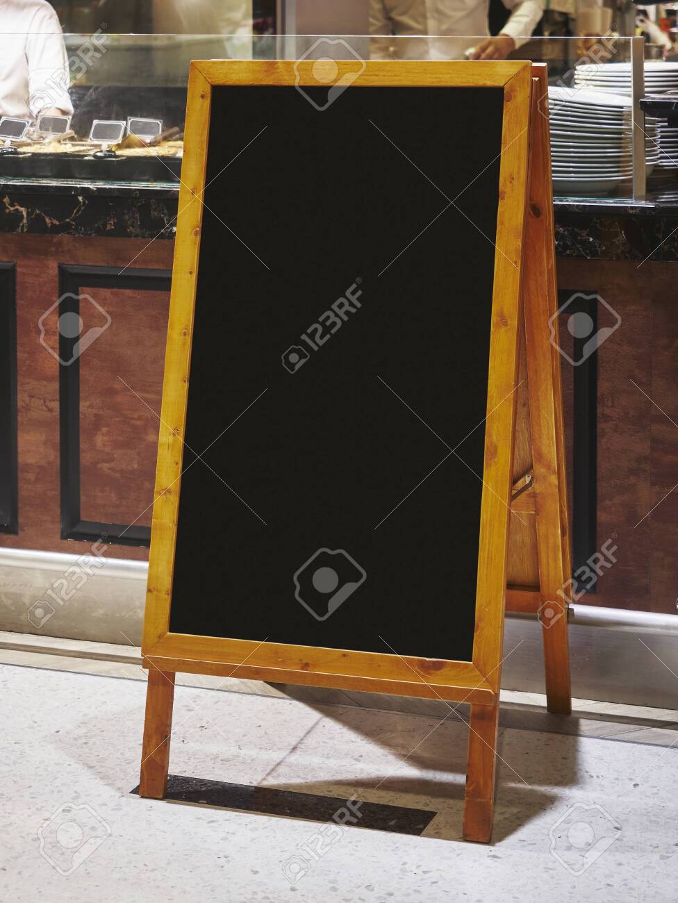 商店街の集客ならコレ！ 使い方次第で効果絶大なA型看板 – Hotdogger