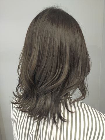 オフィスで浮かないナチュラルハイライト Bob×Highlights スライドでBEFORE→AFTER ボブスタイルに細目のハイライトを入れると、動きの少ないボブに毛流れが出て可愛さがアップします💕他のハイライトスタイルはこちら→ @sakosakosakosako 細目のハイライトなら色落ちし