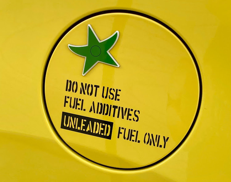 ミライースの給油口ダイハツ 初代ミライースを買いました 納車済み♪