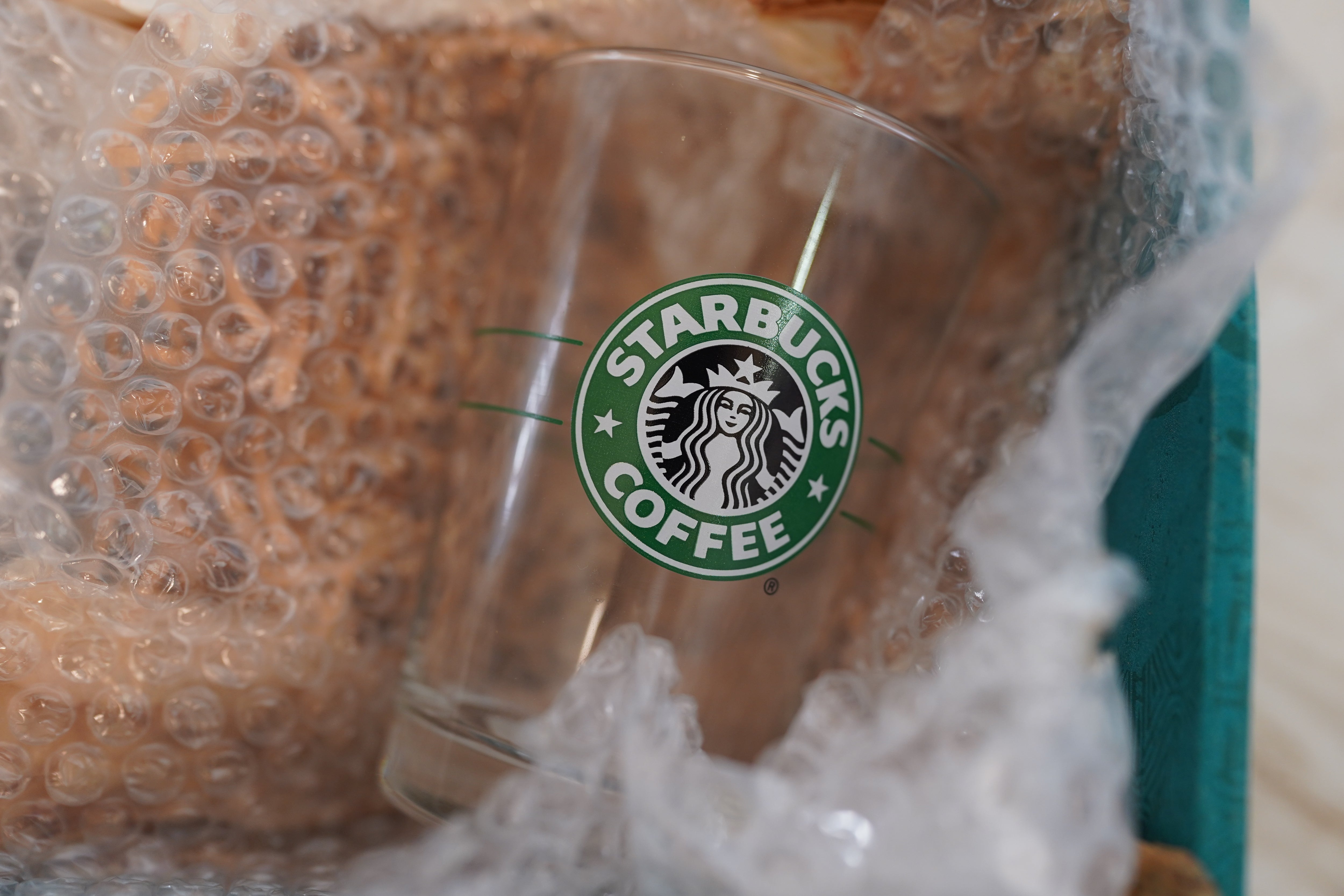 スタバに似たコーヒー店に名称変更の仮命令 - NNA ASIA・インド・商業