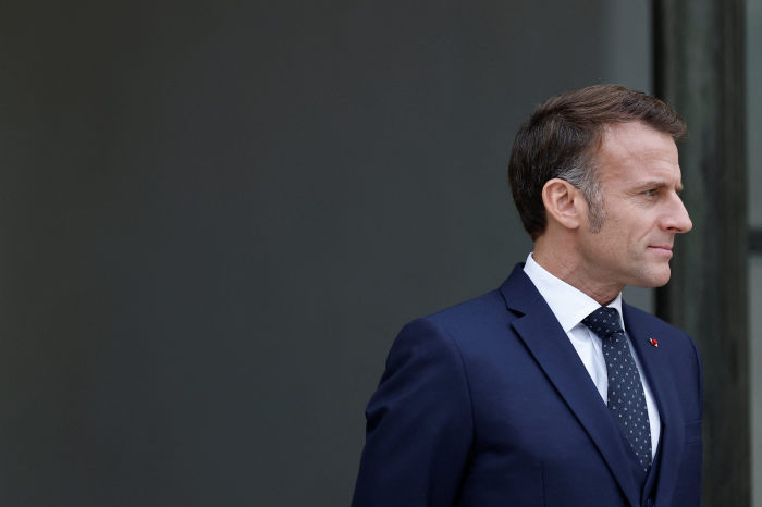 フランス混乱、マクロン大統領の賭けはどうでるか