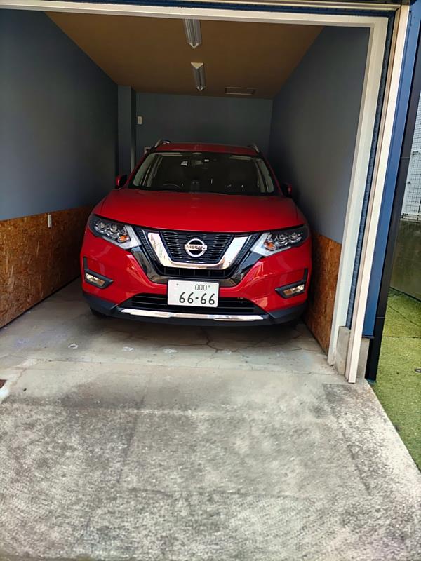 狭い駐車場の自動車の写真素材24449318- イメージマート